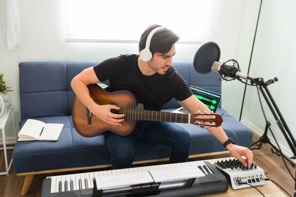 Hombre Hispano Guapo Con Auriculares Usando Mezclador Sonido Casa Para —  Fotos de Stock