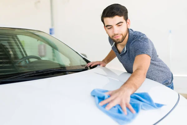 Aantrekkelijke Man Die Auto Buiten Wast Tijdens Zijn Vrije Tijd — Stockfoto