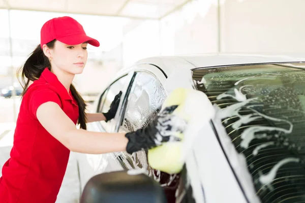 Bella Giovane Donna Con Cappello Uniforme Che Lavora Servizio Autolavaggio — Foto Stock