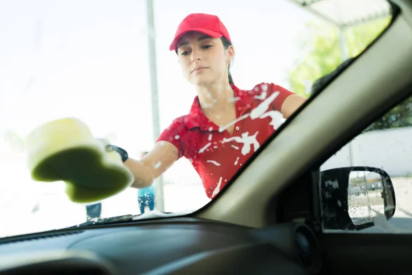 Çalışkan Kadın Işçi Arabanın Camını Temizliyor Araba Yıkamada Çalışan Genç — Stok fotoğraf