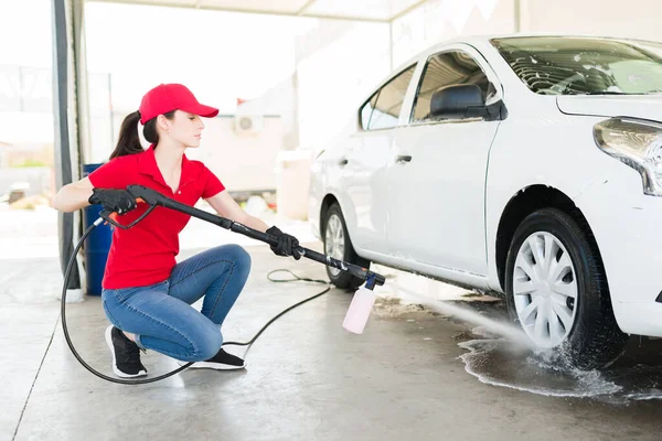 Araba Yıkamacıdaki Kirli Lastikleri Temizlemek Için Elinde Hortumla Çalışan Güzel — Stok fotoğraf