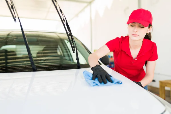 Schöne Junge Frau Die Auto Detail Service Arbeitet Arbeiterinnen Reinigen — Stockfoto