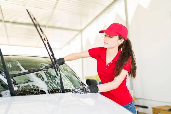 Kaukasische Jugendliche Ihren Zwanzigern Benutzen Einen Scheibenwischer Die Autoscheibe Reinigen — Stockfoto