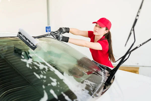 Die Reinigung Einer Autoscheibe Ist Abgeschlossen Junge Frau Arbeitet Einer — Stockfoto