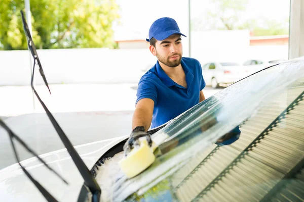 Schöner Junger Mann Beim Waschen Einer Autoscheibe Mit Seife Und — Stockfoto