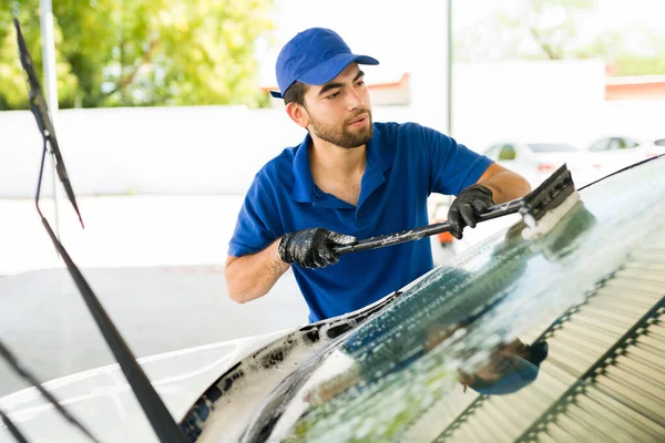 Limpiando Suciedad Del Parabrisas Del Coche Trabajador Hispano Usando Limpiaparabrisas — Foto de Stock