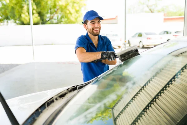 Feliz Joven Sonriendo Disfrutando Trabajo Lavado Autos Trabajador Latino Limpiando — Foto de Stock