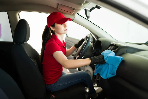 Trabalhadora Caucasiana Sentada Assento Motorista Carro Cliente Limpando Com Pano — Fotografia de Stock