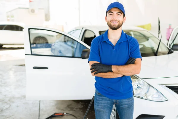 Orgulloso Trabajo Lavado Autos Retrato Joven Latino Guapo Con Una — Foto de Stock