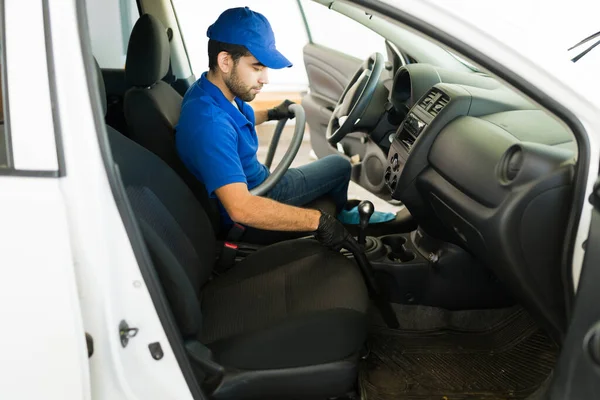 Araba Yıkamada Araba Halısının Pisliğini Temizliyorum Otomotiv Servisinde Bir Müşterinin — Stok fotoğraf