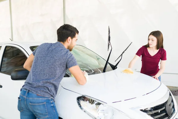 Petit Ami Attrayant Petite Amie Laver Leur Voiture Lavage Voiture — Photo