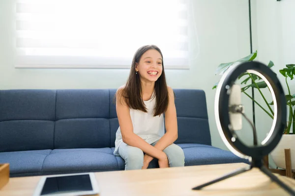 Mooi Meisje Het Opnemen Van Een Video Tutorial Voor Haar — Stockfoto