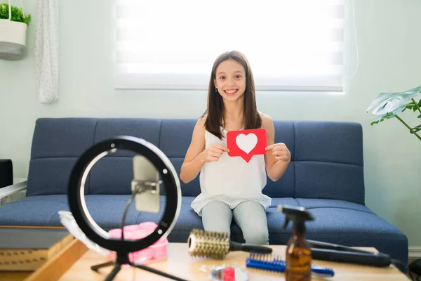 Kärlek Och Tumme Upp Till Mina Videor Porträtt Vacker Flicka — Stockfoto