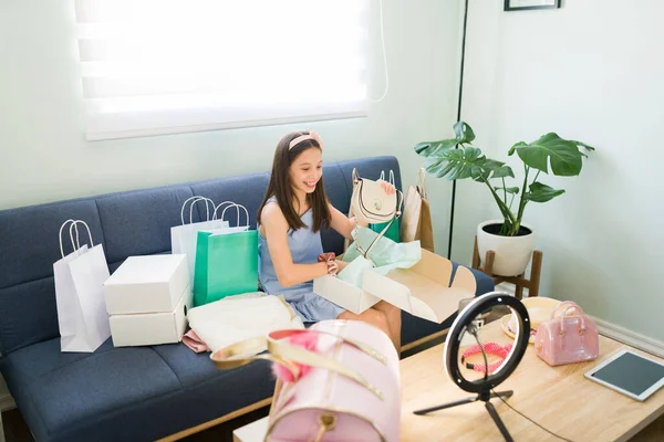 Mostrándote Mis Nuevas Bolsas Moda Kid Influencer Haciendo Unboxing Mientras — Foto de Stock