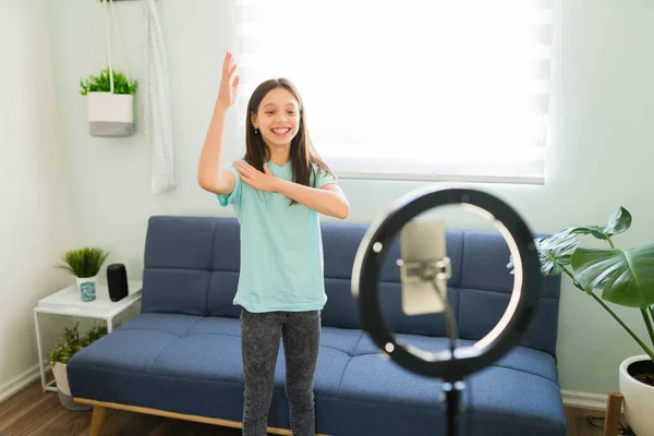 Quero Fazer Vídeo Dança Viral Garota Bonita Excitada Influenciador Infantil — Fotografia de Stock