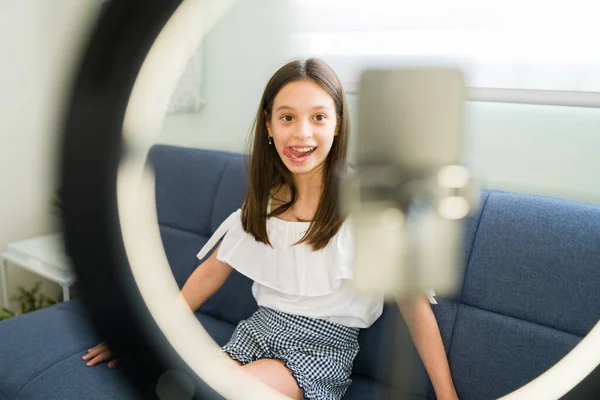 Influenciador Infantil Bonito Tirando Uma Foto Com Uma Cara Engraçada — Fotografia de Stock