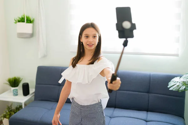 Menina Bonita Tirar Uma Selfie Com Seu Smartphone Para Postar — Fotografia de Stock
