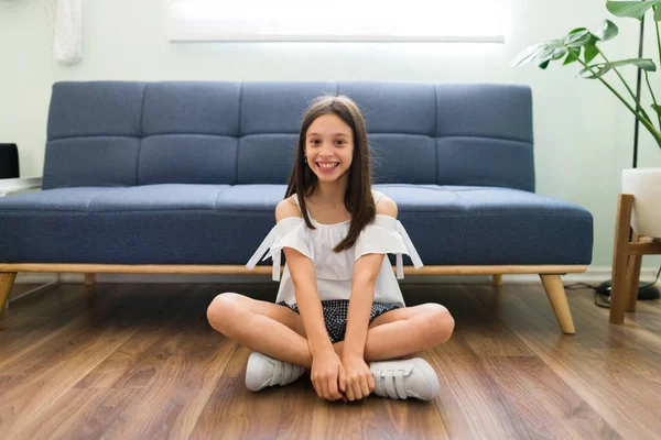 Retrato Una Hermosa Niña Caucásica Con Traje Moda Sonriendo Haciendo — Foto de Stock