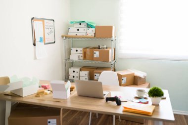 Nakliye el yapımı vücut ürünleri. Paketlerin üzerinde doğal organik güzellik ürünleri olan bir girişimin küçük ofis alanı. 