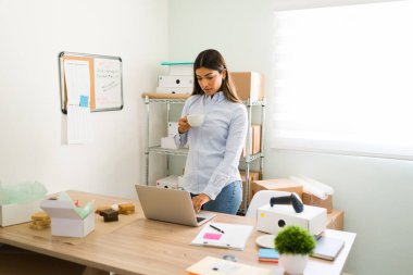 Ofis işlerine biraz ara verdim. Güzel işyeri sahibi sabahları bilgisayarına bakarken bir fincan kahve içiyor. 