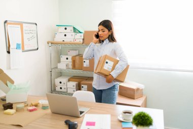 Müşteri hizmetleri sağlıyorum. Güzel bir bayan müşteriyle telefonda konuşuyor ve paketleri hazırlarken soruları cevaplıyor.
