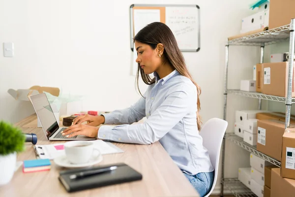 Jobbar Hårt För Att Mina Mål Kvinnlig Entreprenör Skriva Bärbar — Stockfoto