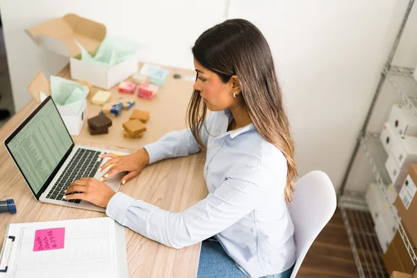 Ovanifrån Hårt Arbetande Entreprenör Skriva Order Information Laptop Och Titta — Stockfoto