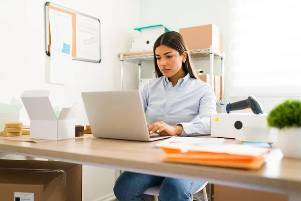 Den Latinamerikanska Unga Kvinnan Sitter Vid Sitt Skrivbord Och Jobbar — Stockfoto