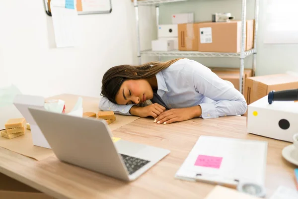 Unavená Tvrdě Pracující Mladá Žena Majitel Firmy Spí Svém Pracovním — Stock fotografie