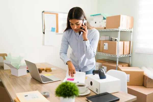 Mujer Joven Trabajadora Hablando Por Teléfono Mientras Servicio Cliente Para —  Fotos de Stock