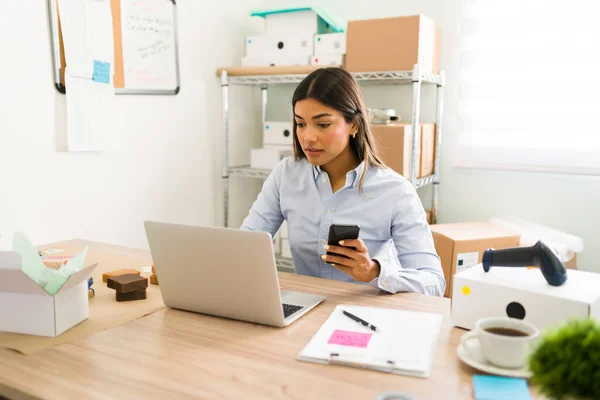 Hispanische Junge Frau Ihrem Büro Schaut Auf Ihren Laptop Und — Stockfoto