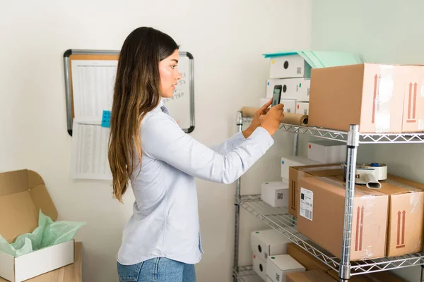 Escaneando Código Paquete Negocio Startups Empresaria Latina Usando Escáner Teléfonos —  Fotos de Stock