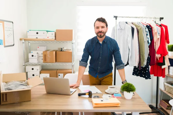 Hispanic Young Entrepreneur His Office Desk Working Making Packages Fashion — Foto de Stock