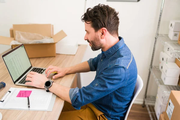 Propriétaire Entreprise Travailleur Assis Son Bureau Travaillant Sur Ordinateur Portable — Photo