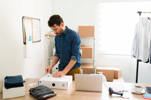 Hispanic Young Man His Working His Startup Business Putting Shipping — Foto de Stock