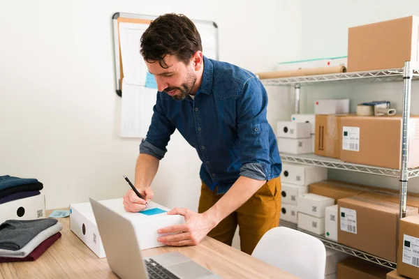 Feliz Joven Sonriendo Escribiendo Una Nota Adhesiva Recordatorio Nota Agradecimiento — Foto de Stock