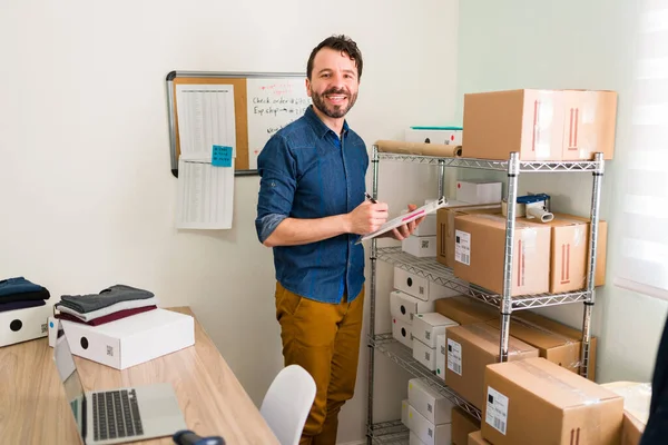 Feliz Estar Trabajando Propia Startup Hombre Atractivo Dueño Negocio Sonriendo — Foto de Stock