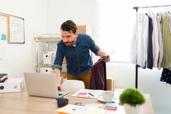 Comprobación Los Pedidos Línea Para Comenzar Hacer Los Paquetes Joven — Foto de Stock