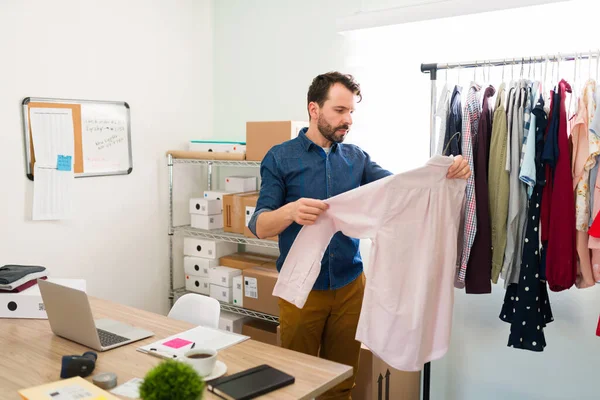 Propietario Negocios Ocupado Vendiendo Ropa Hombres Mujeres Línea Empresario Buscando — Foto de Stock