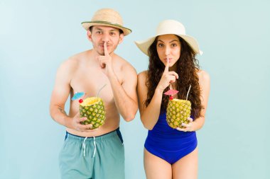 Rahatlatıcı tatilimi bölme. 20 'li yaşlarda çekici genç bir çift tropik gezileri sırasında plajda pina colada kokteylinin tadını çıkarıyor.