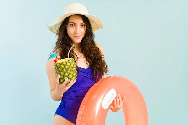 Relajarse Unas Vacaciones Tropicales Retrato Una Atractiva Mujer Caucásica Usando —  Fotos de Stock