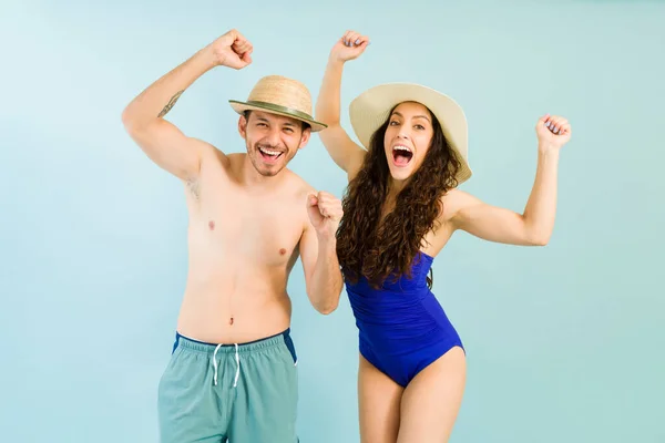 Hicimos Hombre Guapo Mujer Hermosa Vistiendo Trajes Baño Celebrando Gritando —  Fotos de Stock