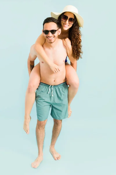 Apoyando Novia Hermosa Pareja Enamorada Jugando Playa Hombre Mujer Guapos — Foto de Stock