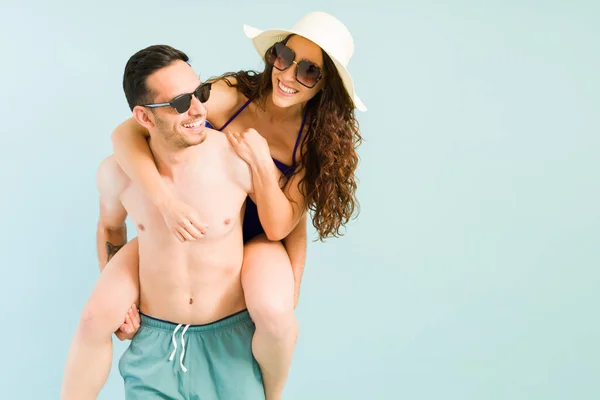 Pasando Mejor Momento Nuestras Vidas Pareja Excitada Con Gafas Sol — Foto de Stock