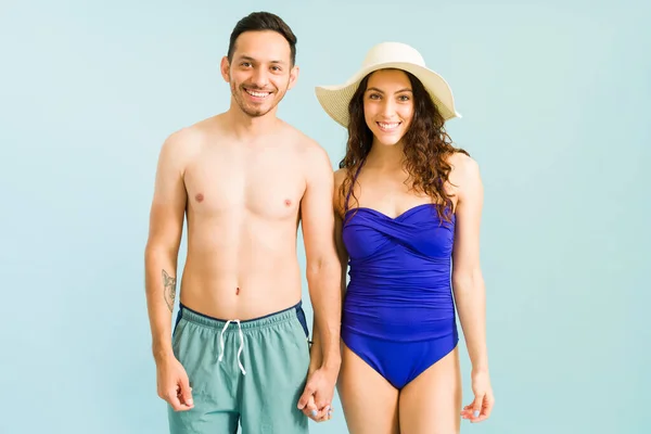 Retrato Jovem Casal Alegre Apaixonado Mãos Dadas Sorrindo Enquanto Faz — Fotografia de Stock