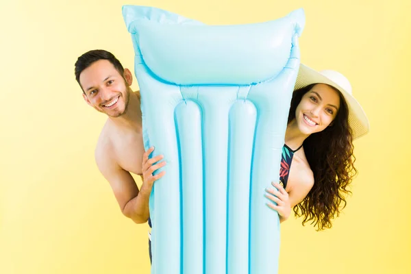 Mayo Giymiş Neşeli Bir Çift Havuza Taşırken Şişme Bir Yatak — Stok fotoğraf