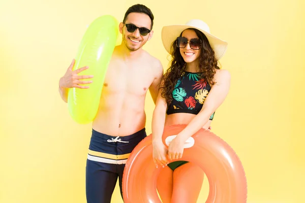 Ein Lustiges Junges Paar Badeanzügen Bereit Für Den Strand Freund — Stockfoto