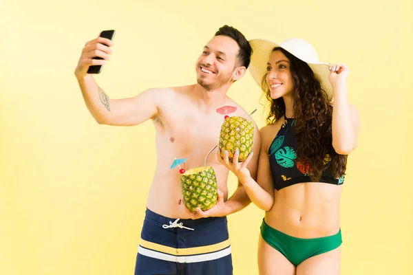 Wesoły Mąż Żona Strojach Kąpielowych Robią Sobie Selfie Smartfonem Trzymając — Zdjęcie stockowe