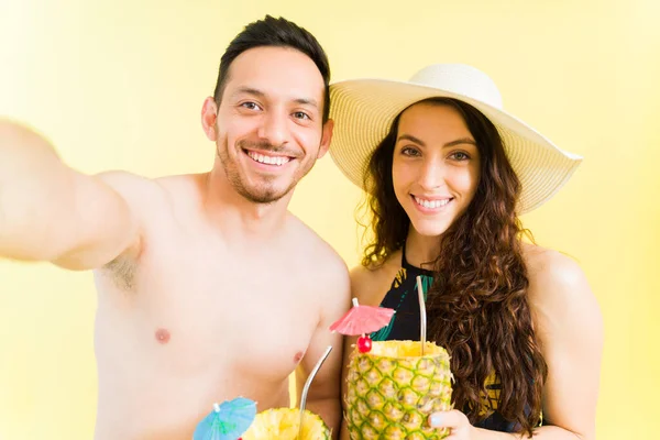 Yeni Evli Bir Çiftin Plaj Tatillerinin Tadını Çıkartırken Selfie Çektiği — Stok fotoğraf