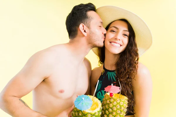 Amo Tantissimo Bello Fidanzato Che Bacio Alla Sua Bella Ragazza — Foto Stock